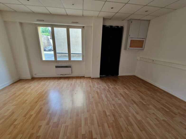 14 Place Des Epars, Chartres for lease - Interior Photo - Image 2 of 10