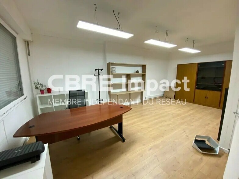 Flex in Dijon for lease - Interior Photo - Image 2 of 9