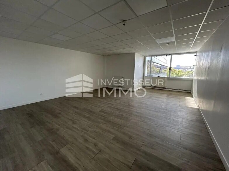 Office in Cergy for lease - Interior Photo - Image 3 of 6