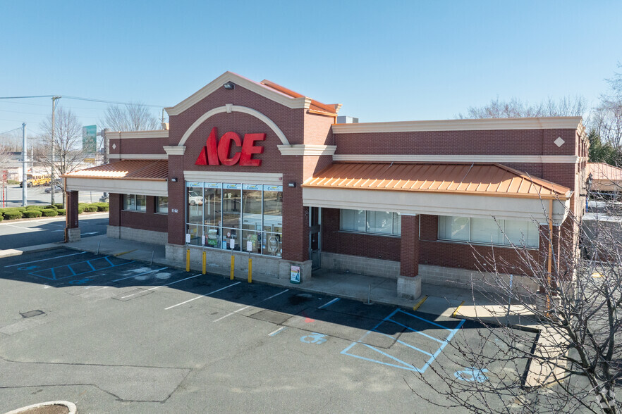 1102 Broadhollow Rd, East Farmingdale, NY for lease - Primary Photo - Image 1 of 5