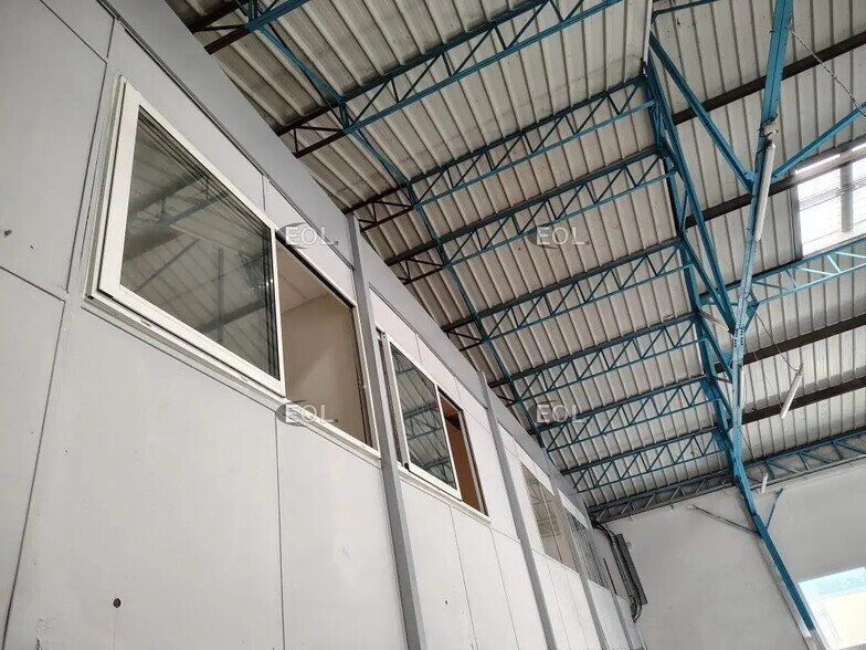 Flex in Noisy-le-Sec for lease - Interior Photo - Image 2 of 7