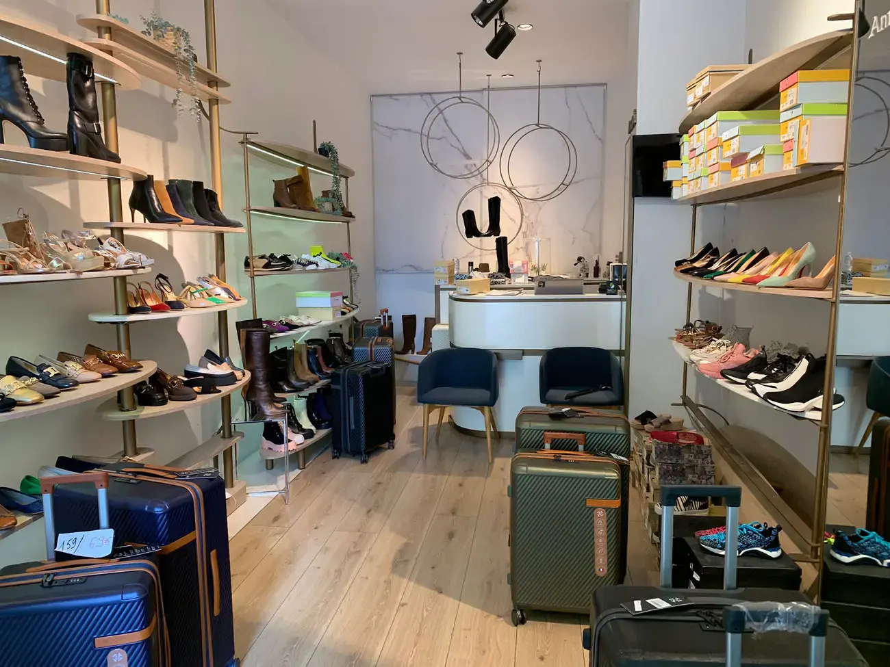 Retail in Paris for lease Interior Photo- Image 1 of 2