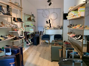 Retail in Paris for lease Interior Photo- Image 1 of 2