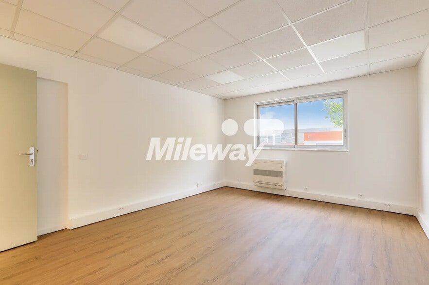 19 Rue Du Compas, SAINT-OUEN-L'AUMONE for lease - Building Photo - Image 3 of 8