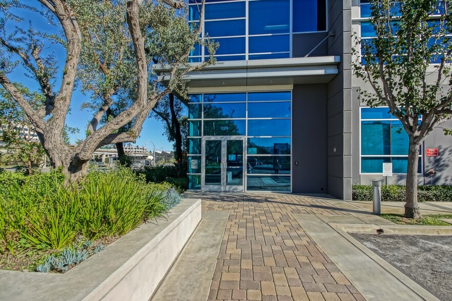 887-889 N Douglas St, El Segundo, CA for lease - Building Photo - Image 2 of 34