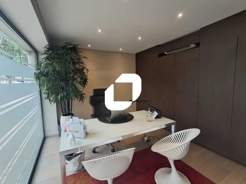 Office in Bordeaux for sale - Interior Photo - Image 2 of 17