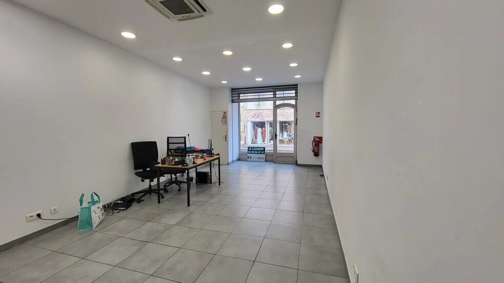 48 Rue Des Freres J Et R Kennedy, Salon-de-Provence for lease - Interior Photo - Image 3 of 6