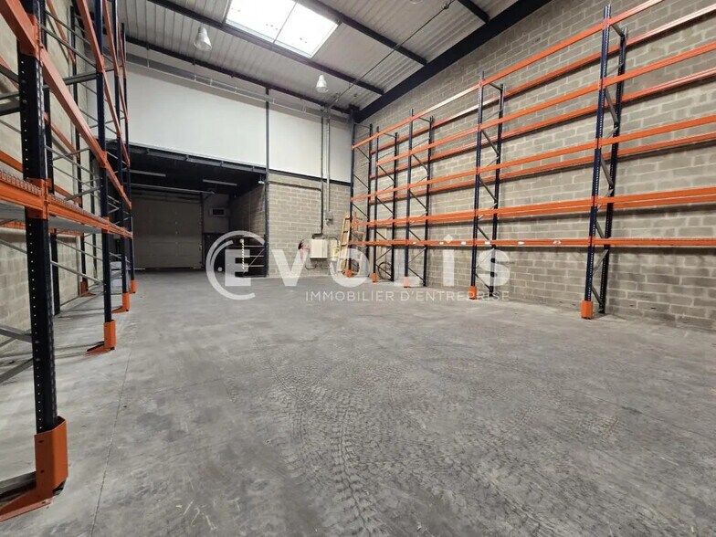 Flex in Villebon-sur-Yvette for lease - Interior Photo - Image 2 of 8