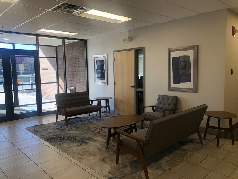 4701 N Keystone Ave, Indianapolis, IN for lease - Lobby - Image 2 of 6