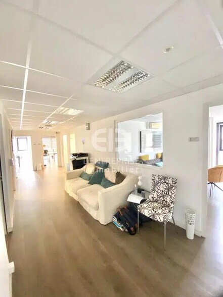 Office in Saint-Laurent-Du-Var for lease - Interior Photo - Image 2 of 5