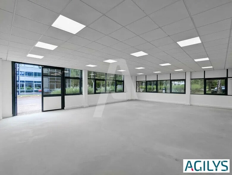 Flex in Saclay for lease - Interior Photo - Image 2 of 12