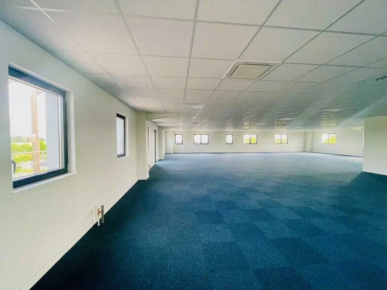 Office in Venette for lease - Building Photo - Image 3 of 14