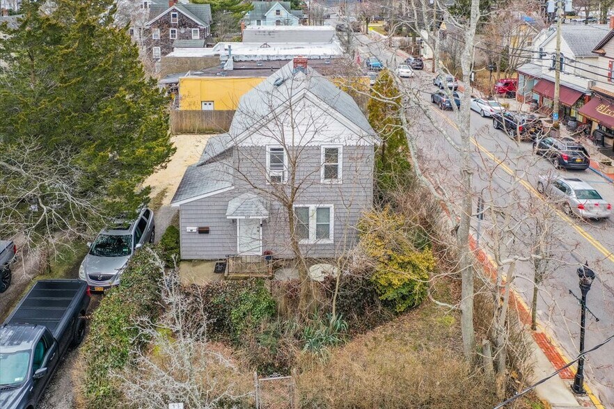 237 Hamilton Ave, Riverhead, NY 11901