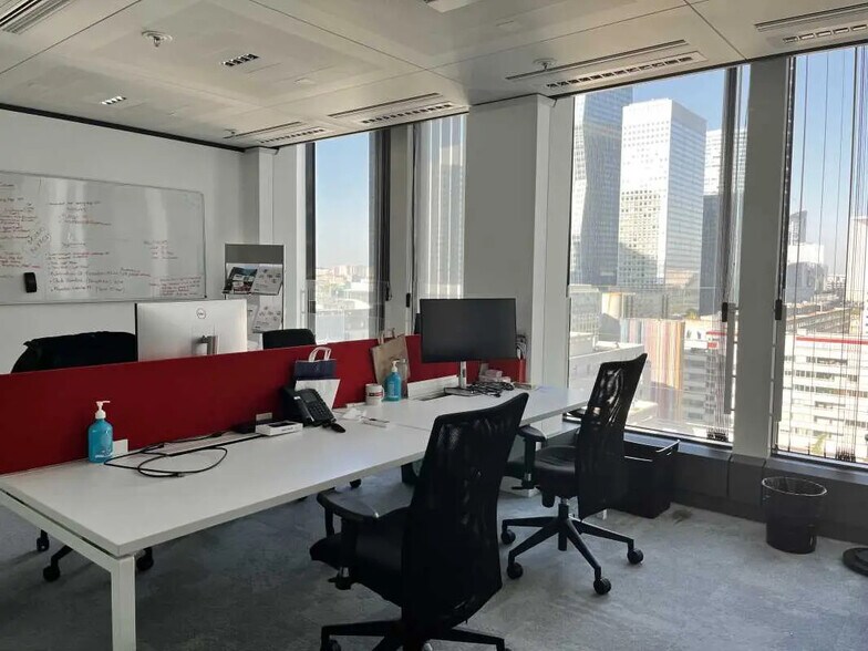 16 Place De L'Iris, Courbevoie for lease - Interior Photo - Image 3 of 9