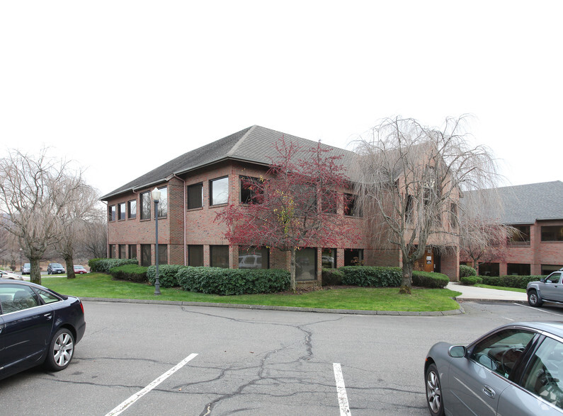 30 Avon Meadow Ln, Avon, CT for lease - Building Photo - Image 2 of 4