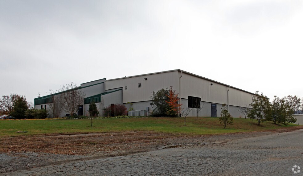 7609 Canoe Rd, Greensboro, NC for sale - Primary Photo - Image 1 of 12