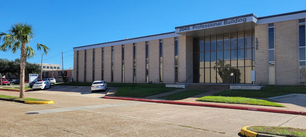 2045 Space Park Dr, Houston, TX for lease - Building Photo - Image 3 of 13