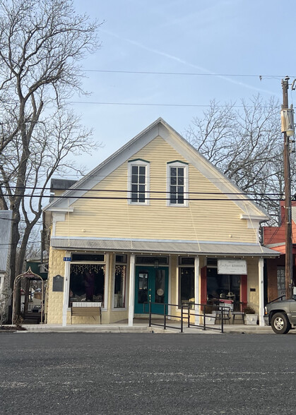 107 N Washington St, Fayetteville, TX for sale - Primary Photo - Image 1 of 3