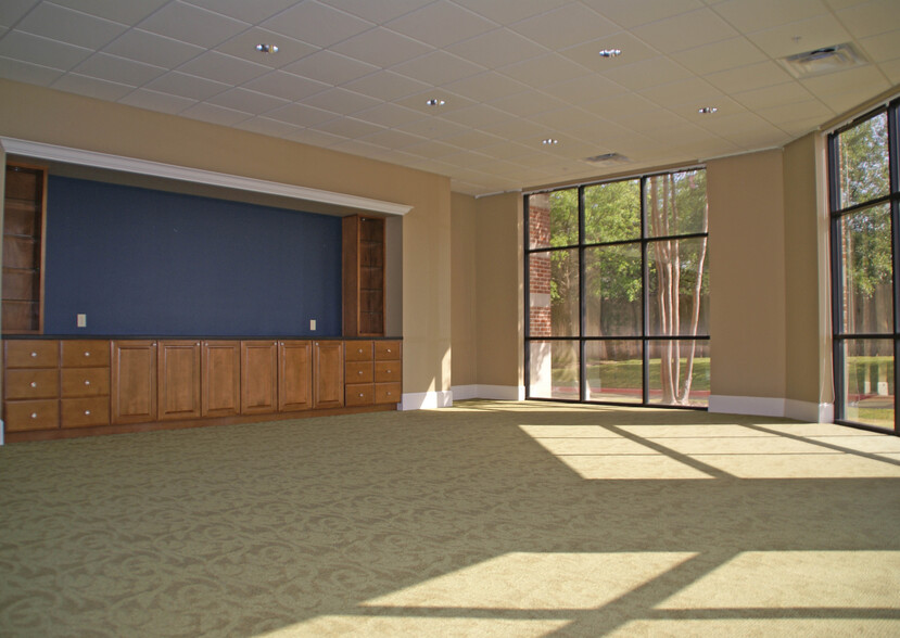 1630 Briarcrest Dr, Bryan, TX for lease - Interior Photo - Image 3 of 5