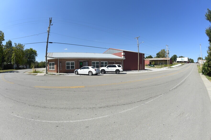 201 N Main St, Urich, MO 64788