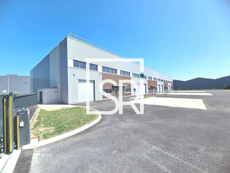Industrial in Cournon-d'Auvergne for lease - Building Photo - Image 1 of 10