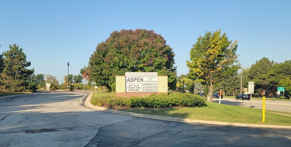 12555 W National Ave, New Berlin, WI for lease - Building Photo - Image 3 of 10