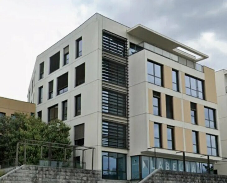 Office in Lyon for lease - Building Photo - Image 1 of 13