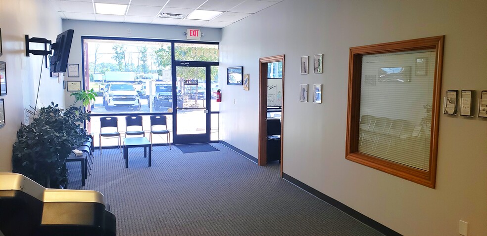 17533-17545 Chesterfield Airport Rd, Chesterfield, MO for lease - Interior Photo - Image 3 of 47