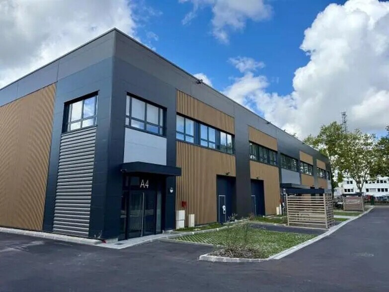 8 Rue Denis Papin, Trappes for lease - Building Photo - Image 3 of 8