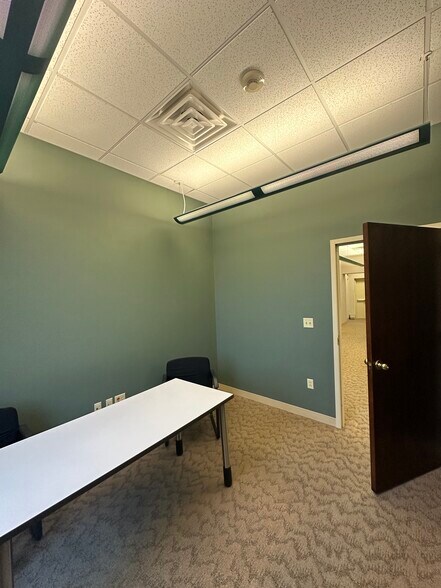 332 N Harrison St, Davenport, IA for lease - Interior Photo - Image 2 of 12