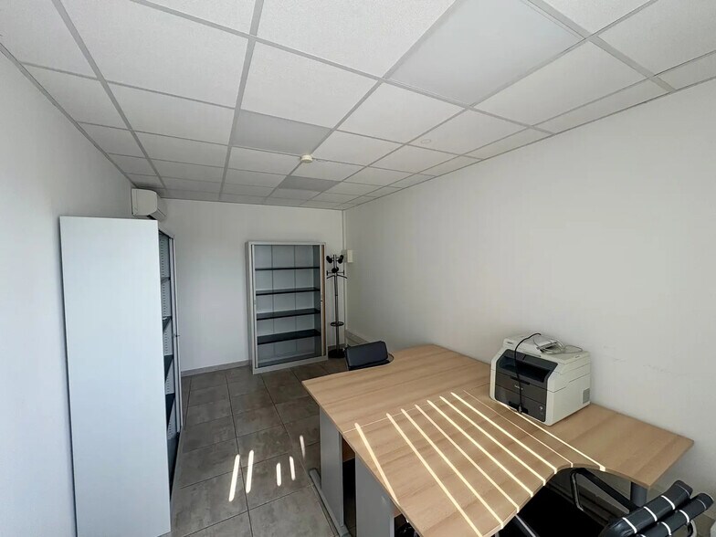 Office in Salon-de-Provence for lease - Interior Photo - Image 2 of 5
