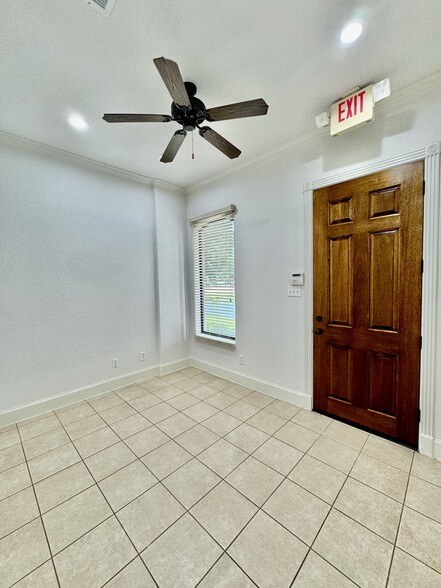 11119 McCracken Cir, Cypress, TX for lease - Interior Photo - Image 3 of 14