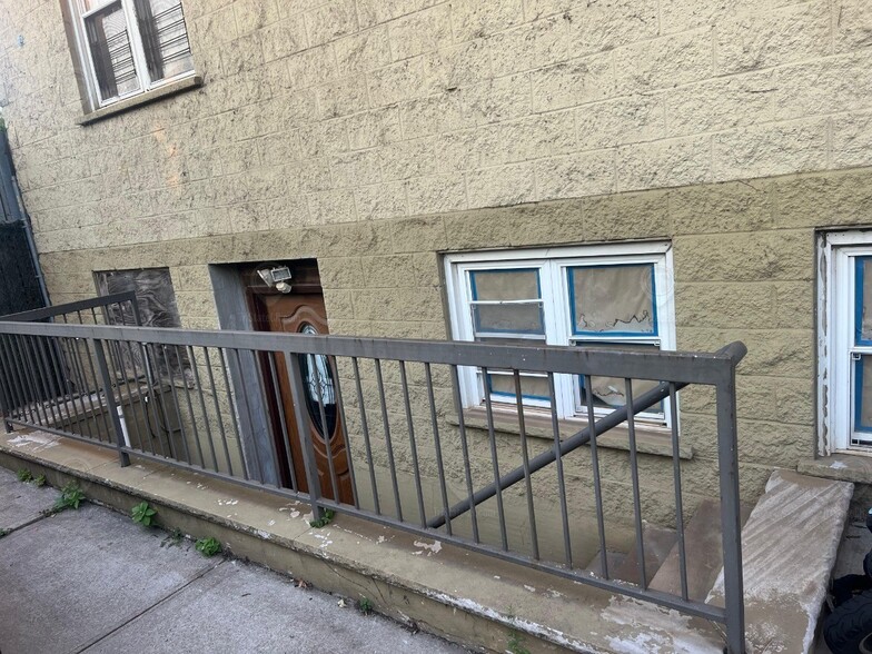 2742 W 15th St, Brooklyn, NY for lease - Building Photo - Image 1 of 1