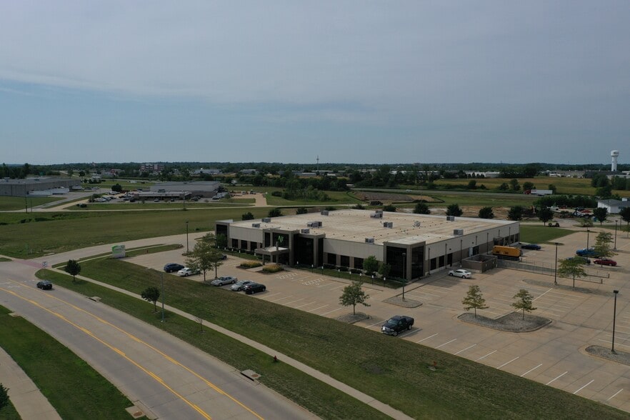 1450 N Center Point Rd, Hiawatha, IA for lease - Building Photo - Image 2 of 12