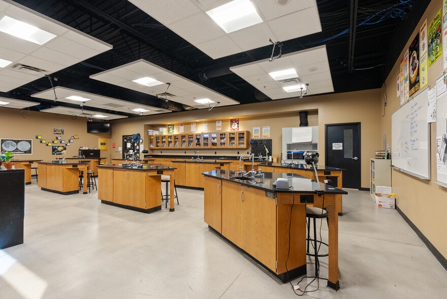 10215 N 43rd Ave, Phoenix, AZ for lease - Interior Photo - Image 3 of 12