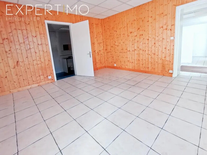 Flex in Longjumeau for lease - Interior Photo - Image 1 of 7