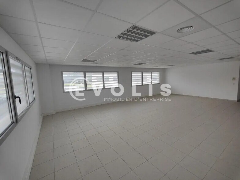 Office in Grigny for lease - Building Photo - Image 3 of 17