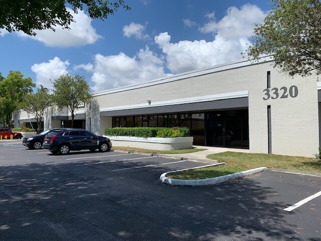 3320-3350 NW 53rd St, Fort Lauderdale, FL for lease - Building Photo - Image 1 of 3