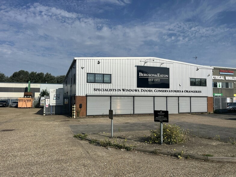 4-12 Kempson Clos, Aylesbury for lease - Building Photo - Image 1 of 16