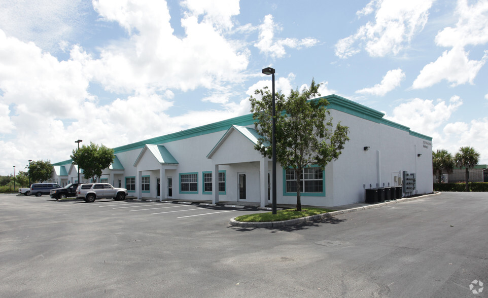 3560 Work Dr, Fort Myers, FL for lease - Primary Photo - Image 1 of 13