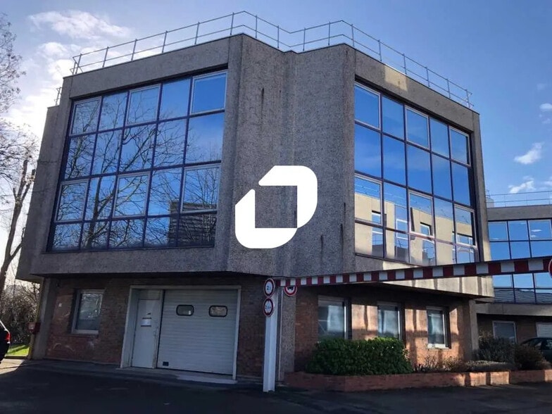Flex in Nanterre for lease - Building Photo - Image 1 of 8