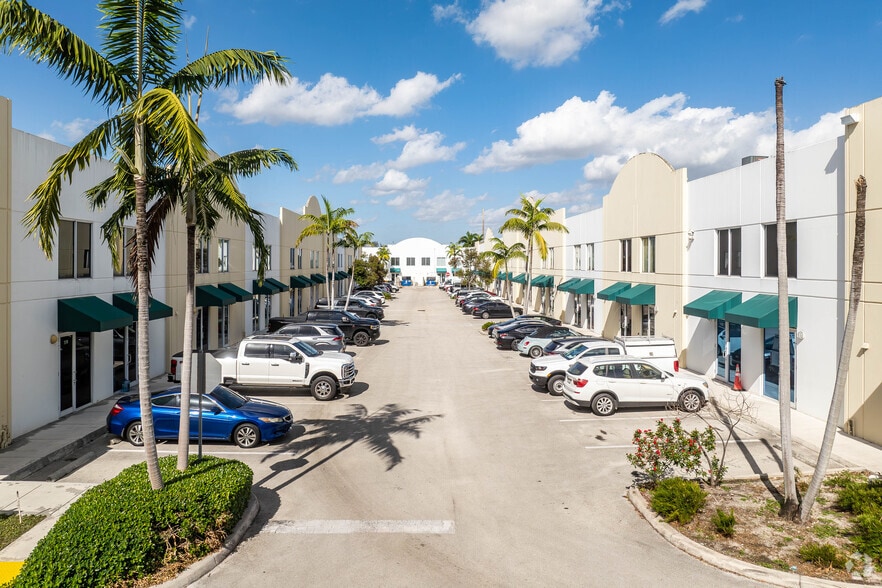 1211 Stirling Rd, Dania Beach, FL for lease - Building Photo - Image 2 of 9