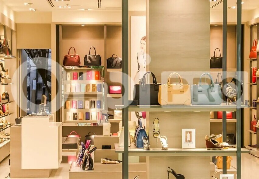 Retail in Compiègne for lease - Building Photo - Image 2 of 5