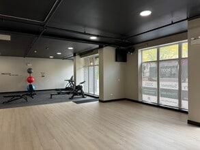 3043 W Irving Park Rd, Chicago, IL for lease Interior Photo- Image 2 of 8