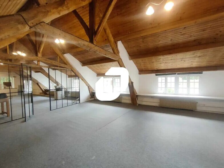 Office in Rennemoulin for lease - Interior Photo - Image 3 of 10