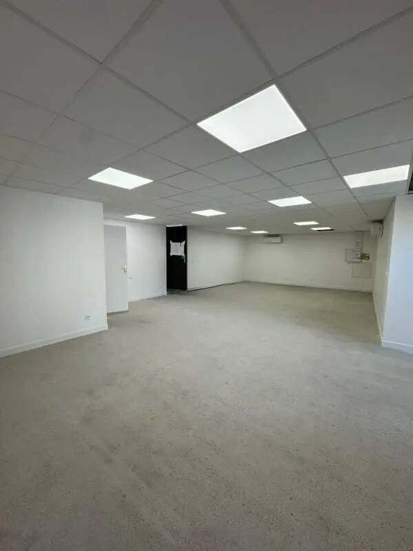 Flex in Craponne for lease Interior Photo- Image 1 of 3