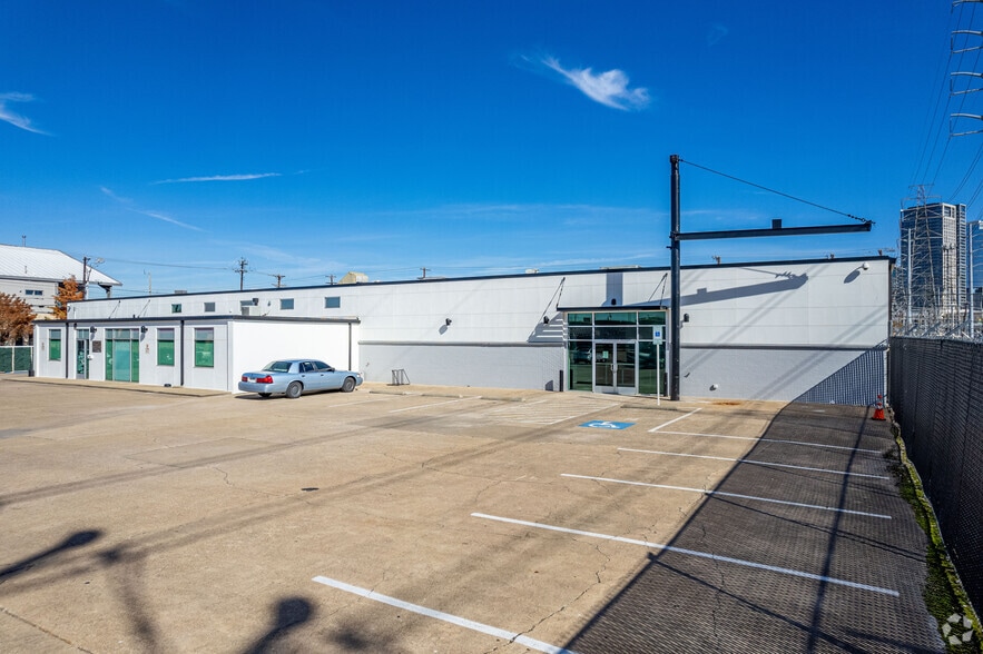 921 N Riverfront Blvd, Dallas, TX for lease - Building Photo - Image 2 of 9