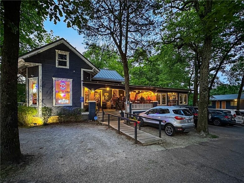 Wanderoo Lodge and Gravel Bar portfolio of 2 properties for sale on LoopNet.com - Building Photo - Image 3 of 46