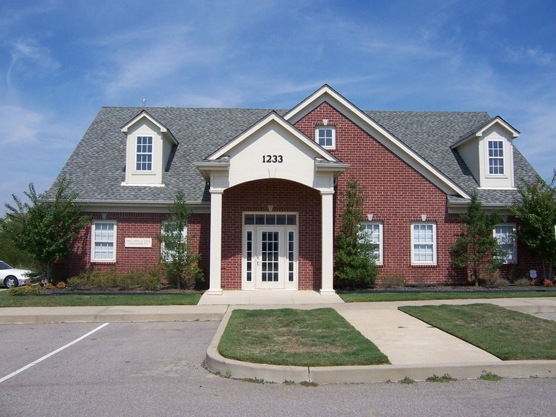 1233 Macon View Dr, Cordova, TN for lease - Primary Photo - Image 1 of 14