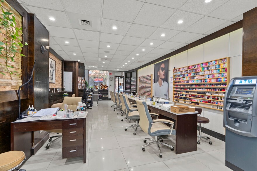 10 Christopher St, New York, NY for lease - Interior Photo - Image 3 of 7